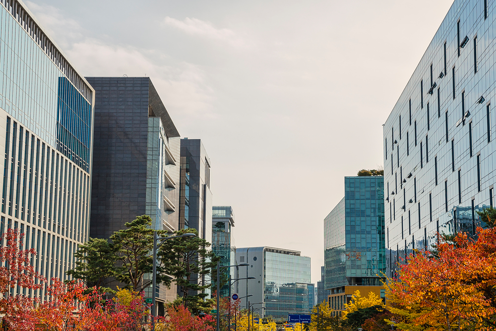 환경영향평가의 가장 큰 중요성은 환경 보호입니다. 개발사업이나 정책 등을 추진할 때 환경을 고려하지 않으면 여러 가지 문제가 발생할 수 있습니다