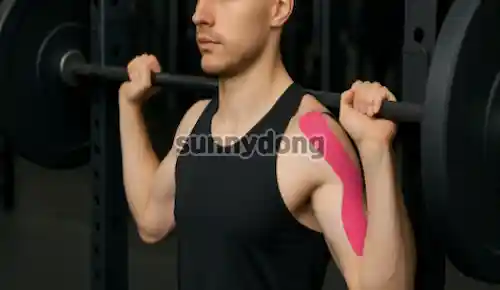 운동 중 어깨 테이핑 모습 이미지