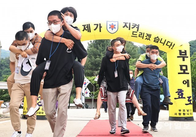  "다녀오겠습니다"..2년 만에 열린 가족동반 신병 입영식[청계천 옆 사진관]
