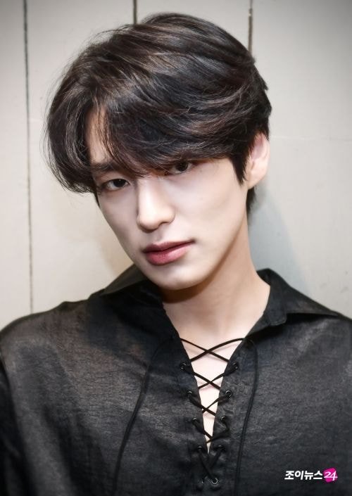  최근 홍석천 눈에 띈다는 아이돌.jpg