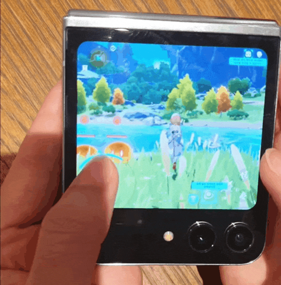 플립6 커버화면에서 게임을 즐기고 있다.