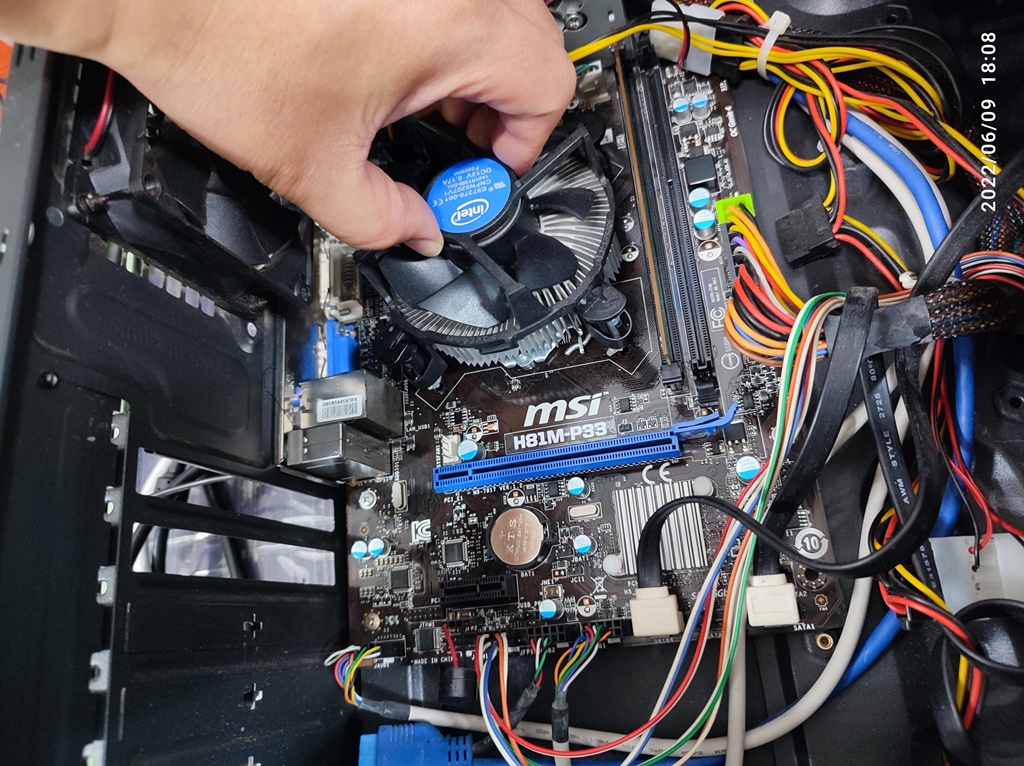 CPU 쿨링 팬의 결착을 확인하고 있습니다.