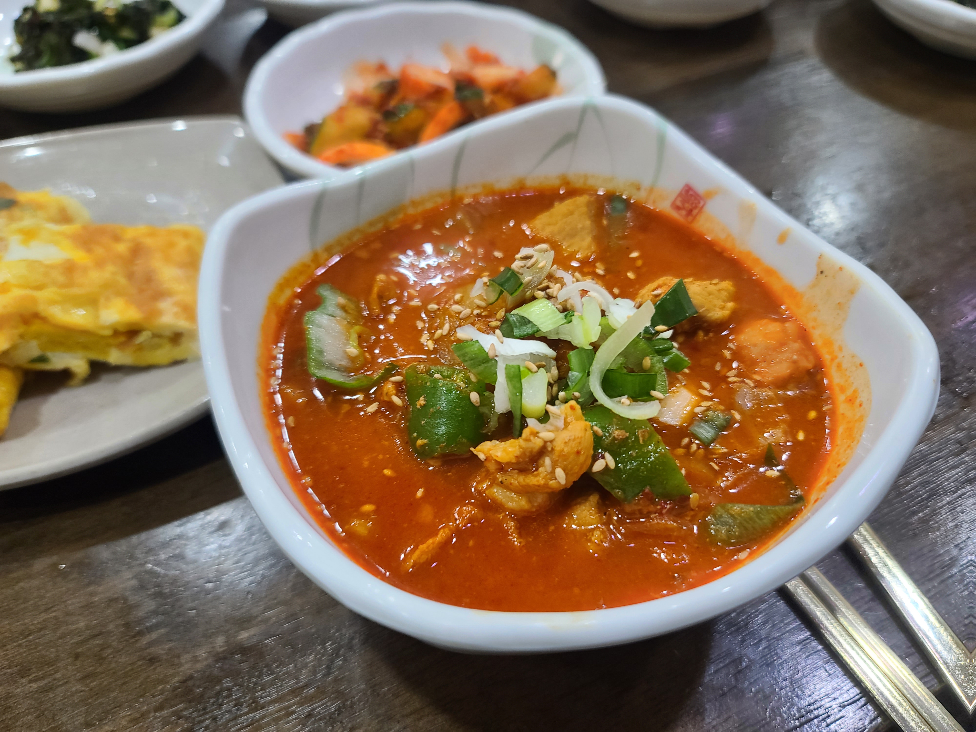 김해 토박이식당 김치두루치기는 불판이나 냄비에 함께 나오는 것이 아니라 그릇에 따로 내어줍니다
