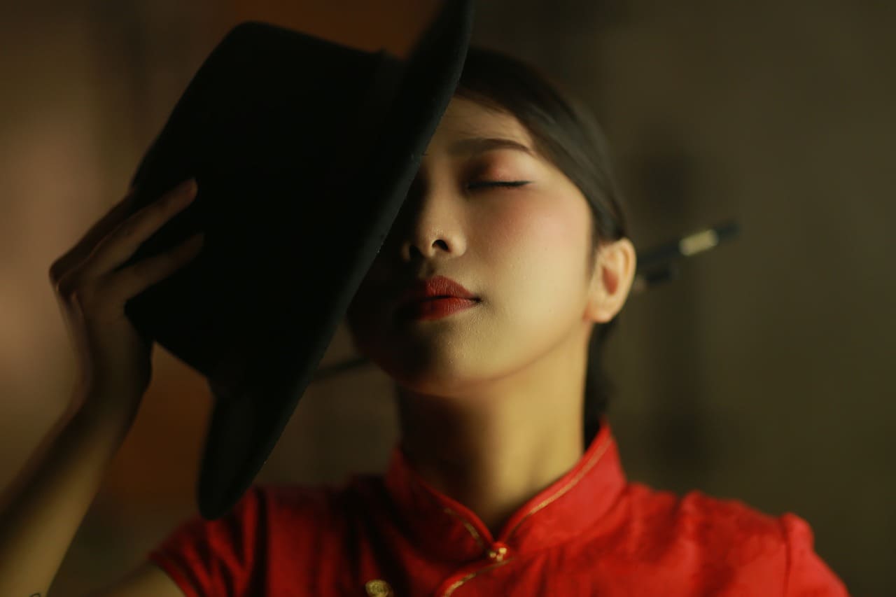 모자쓴 여성