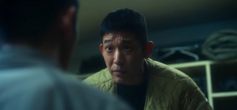 군 생활관을 배경으로 노란 깔깔이를 입고 험상궂은 표정을 짓고 있는 DP 시즌 2의 김일석