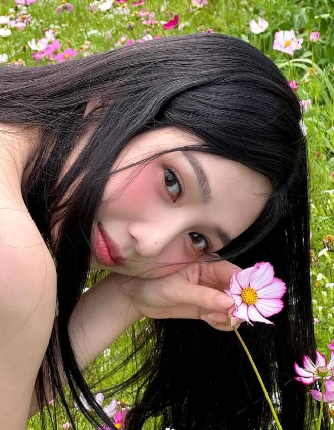꽃을만지고있는-긴머리여성의모습