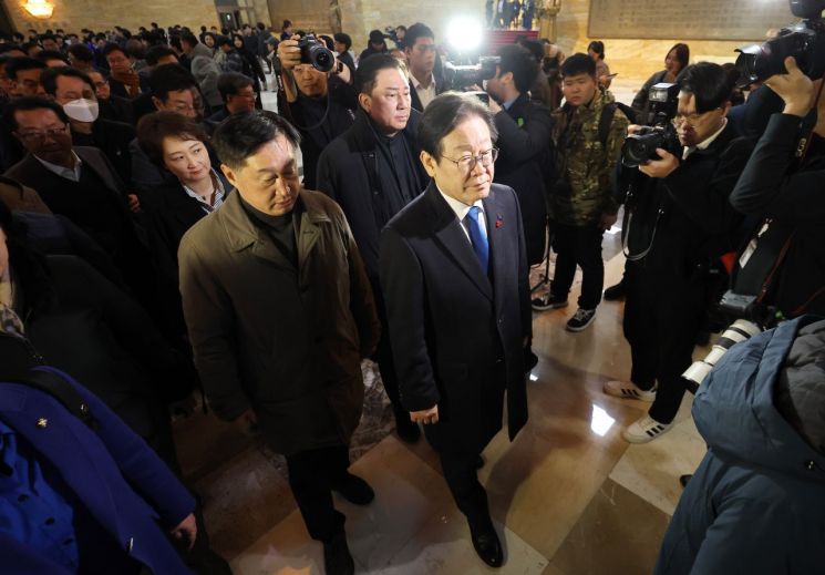 이재명 더불어민주당 대표와 의원들이 4일 오전 국회에서 긴급 비공개 의원총회 회의장으로 향하고 있다.