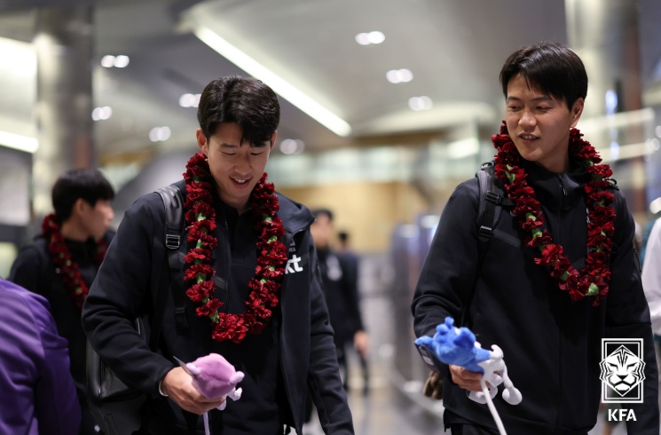 손홍민과 김영권이 마스코드를 들고 환하게 웃고 있다.(출처:KFA)