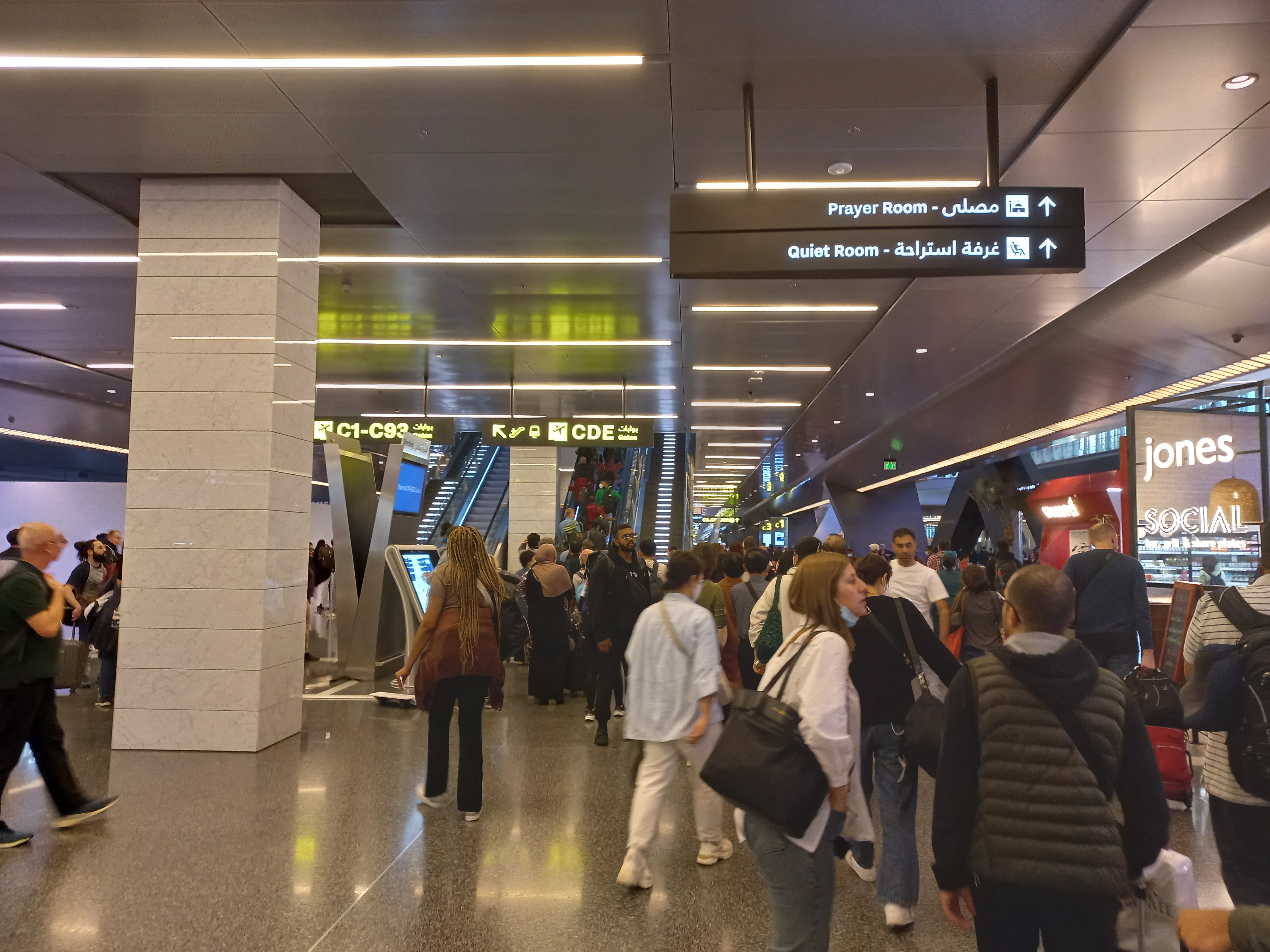 도하 공항 트램 탑승장으로 가는 에스컬레이터