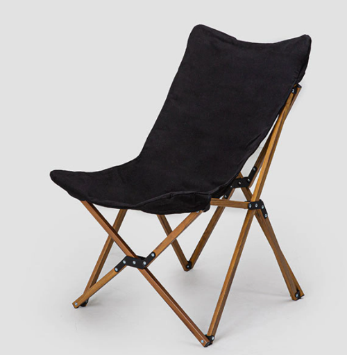 원목-프레임에-검은색-천으로-구성된-캠핑용-의자