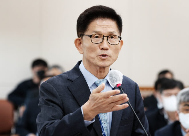 마이크앞에서-말하고있는-안경쓴남성의모습