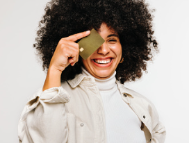 신용점수 올리는 것에관한 검은 머리의 외국인이 신용카드를 들고 웃고있는 사진