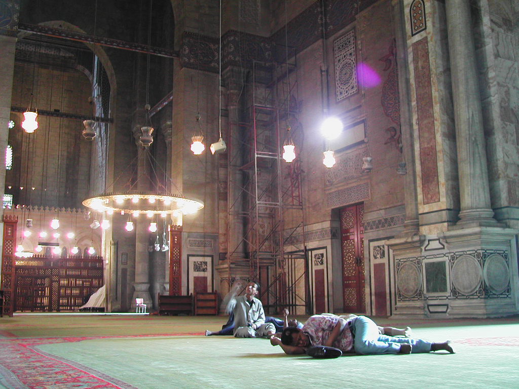 카이로-알리파이모스크-안에서-낮잠자는사람