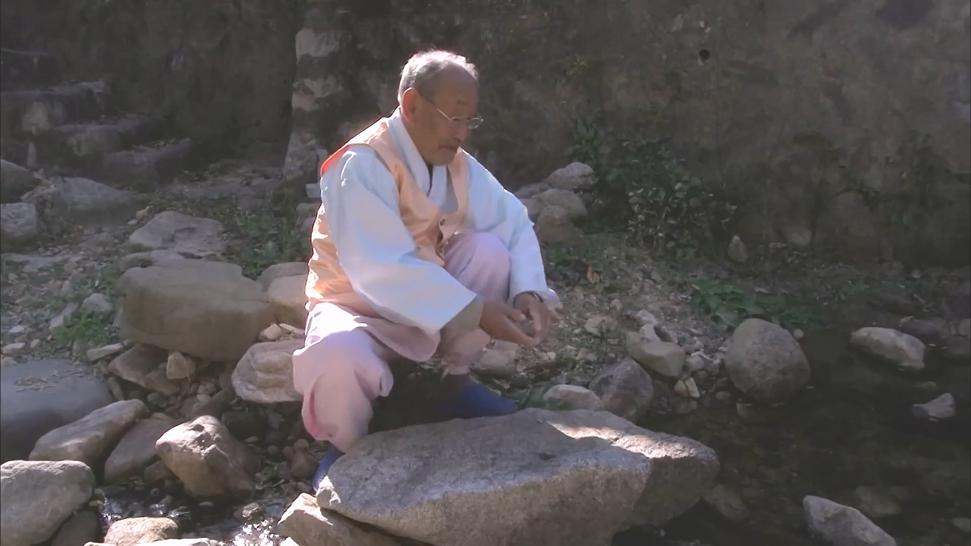 [인간극장 다시보기] 다시 태어나도 서로밖에 없다 하시는 백발의 황혼 부부, 따뜻하고 싱그러운 신혼일기 제2막이 시작된다 KBS 방송.mp4_20240415_133516.512.jpg