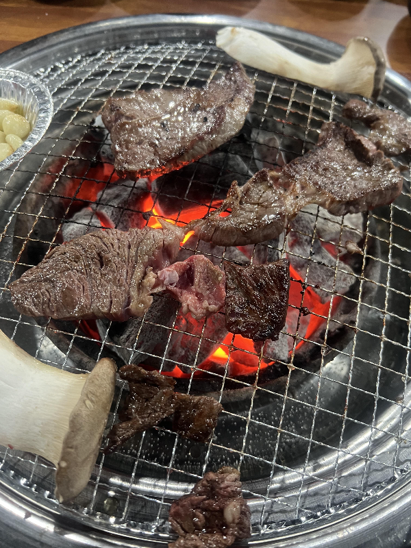 숯불에-구워지는-고기