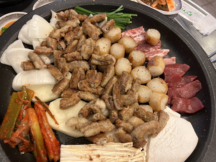 곱창-대창-대파김치-양파-부추-버섯
