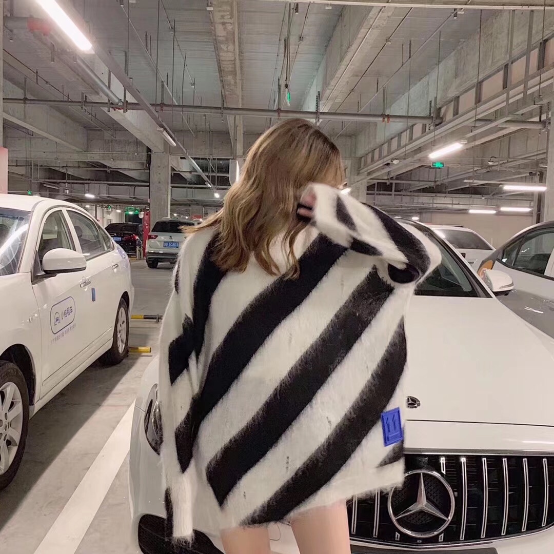  [OFF WHITE] 오프화이트 스트라이프 니트 스웨터 OMHE028