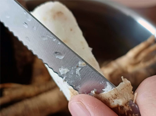 2월 제철 반찬 : 새콤달콤 더덕무침 맛있게 만드는 법
1. 더덕 껍질 벗기기