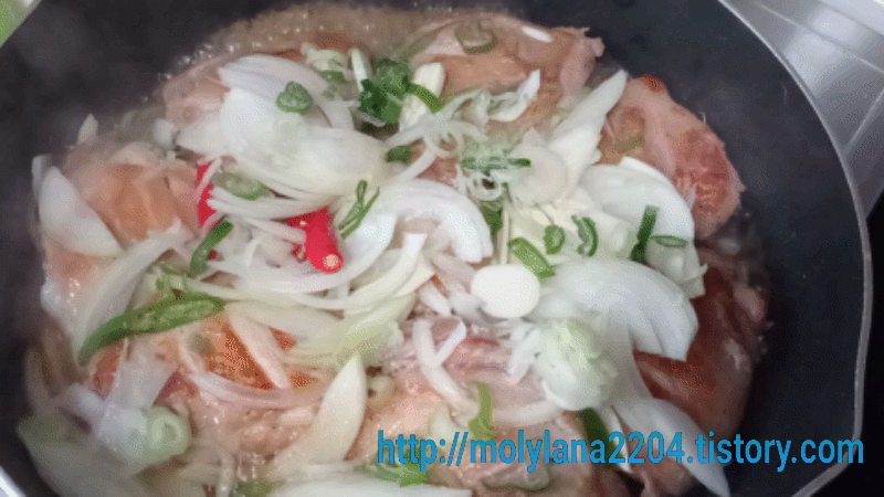  밥도둑이 따로 없는 매콤+단짠한 닭고기 간장조림입니다.