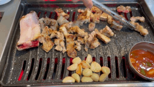 탐라가든 - 먹기 좋게 자른 돼지생갈비 뒤짚는 영상
