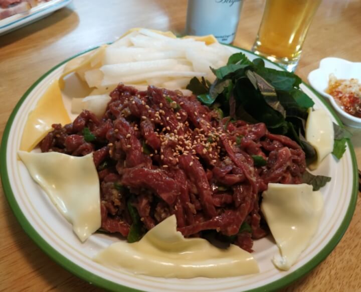 접시에 담긴 육회