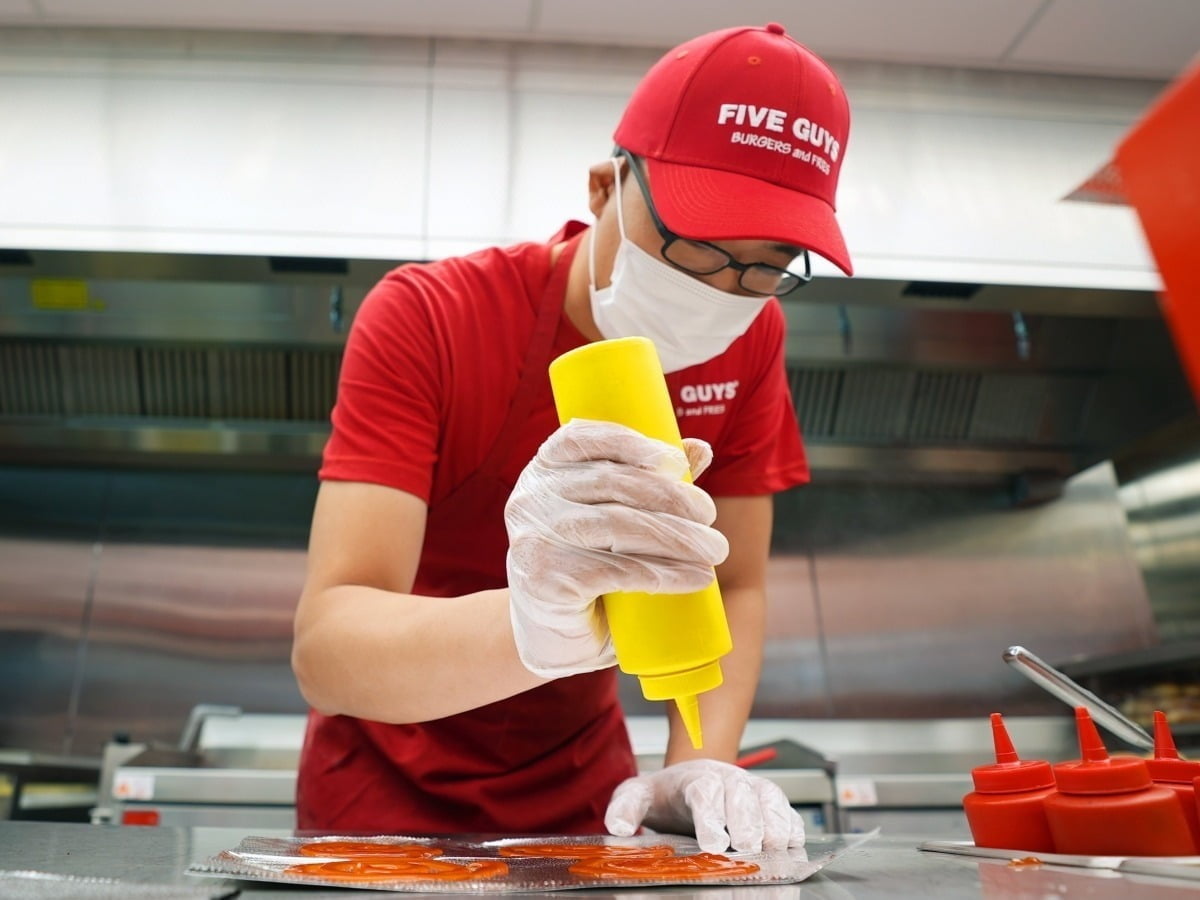파이브가이즈 햄버거를 만드는 김동선 한화호텔앤드리조트 부사장.