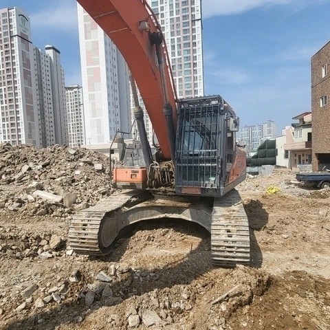  두산 DX300LC5 2017년식 8700만원 판매합니다.