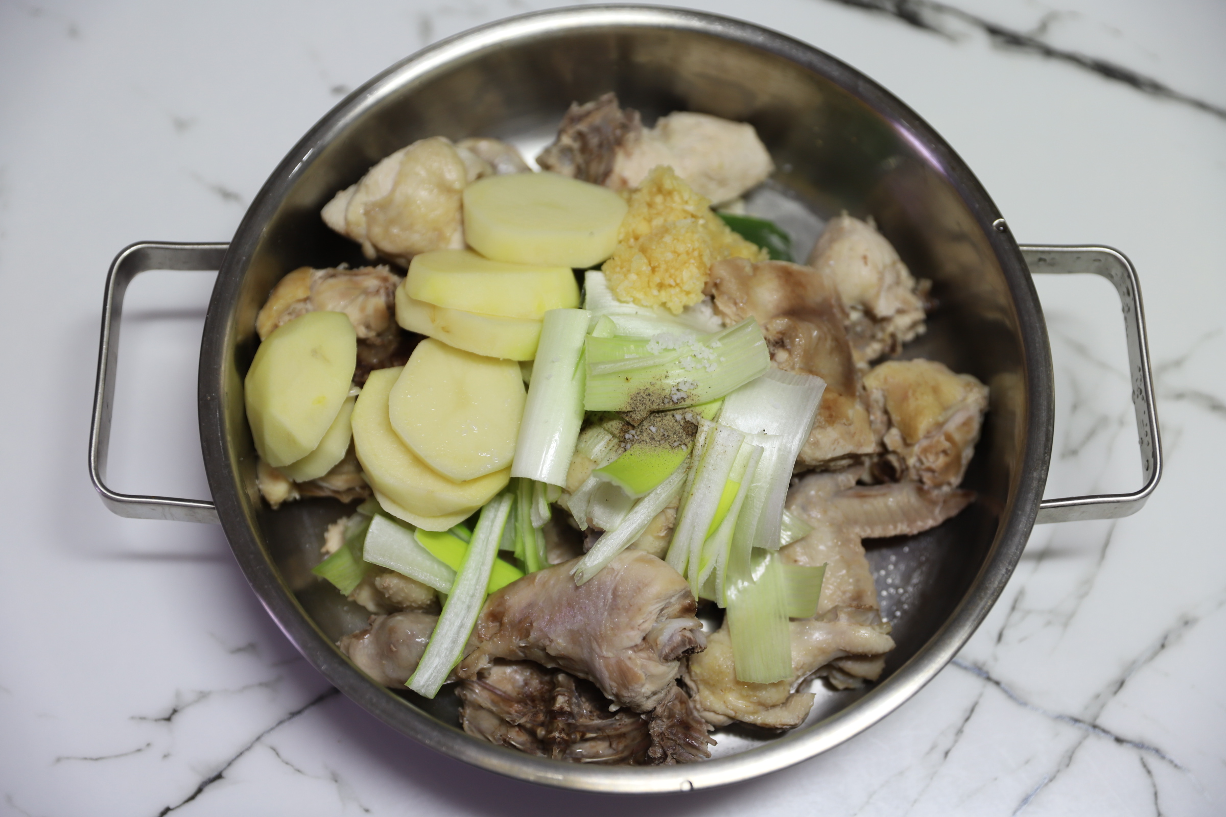 닭한마리 재료 준비된 모습(육수붓기전)