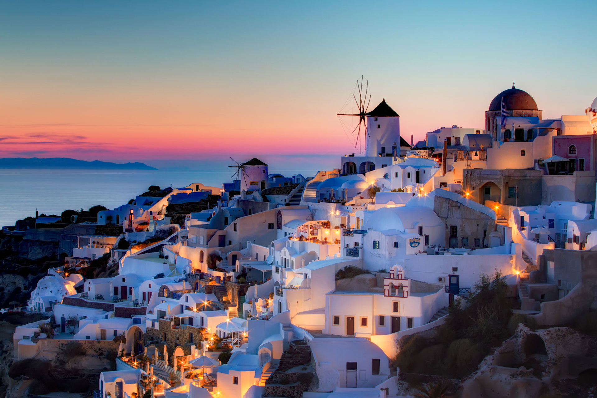 화산 작용으로 형성된 아름다운 풍경의 그리스 산토리니