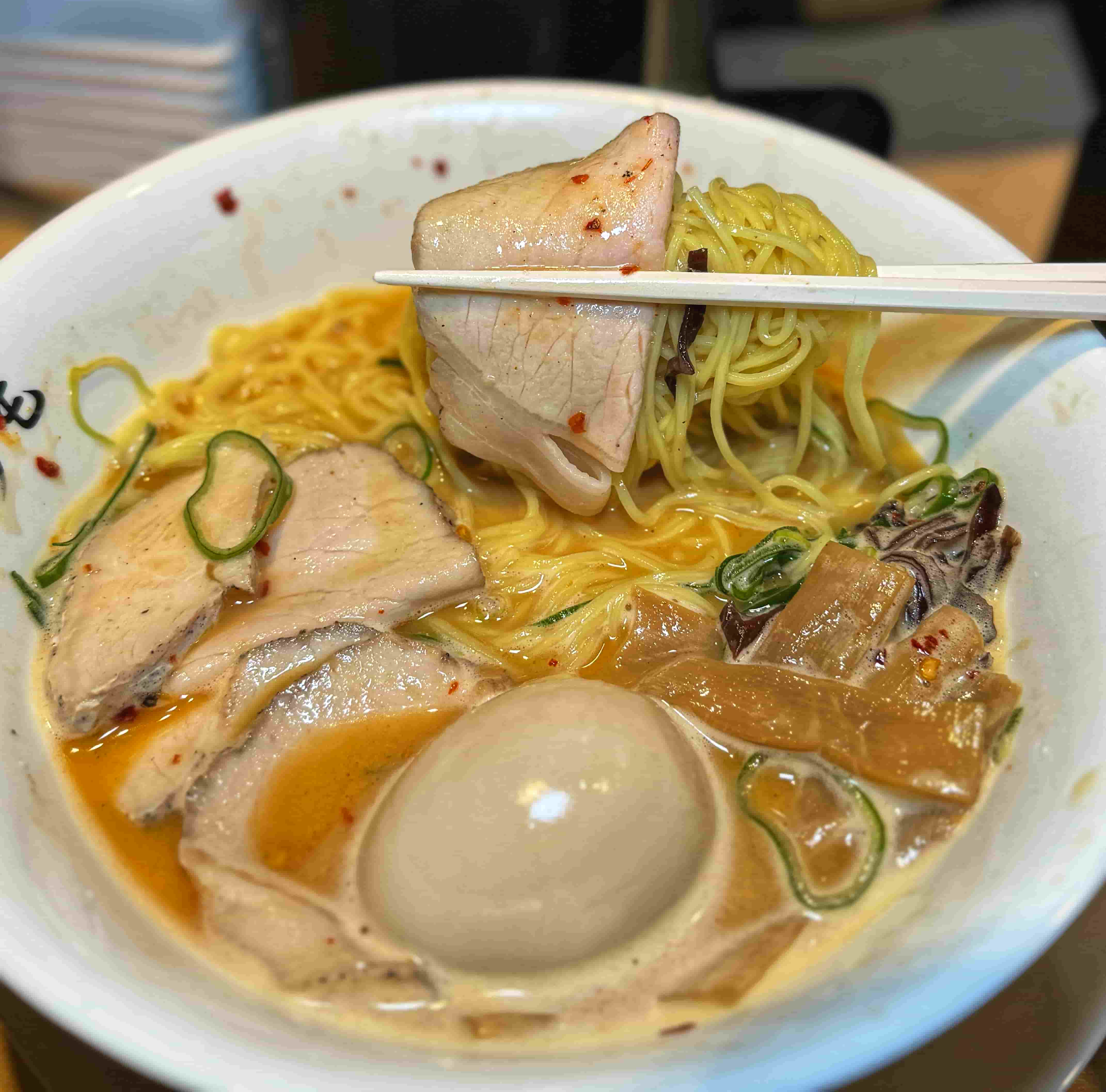 약수역 맛집 &amp;#39;쿄오모라멘&amp;#39;의 카라이 토리파이탄 라멘 면을 차슈와 함께 젓가락으로 집은 사진