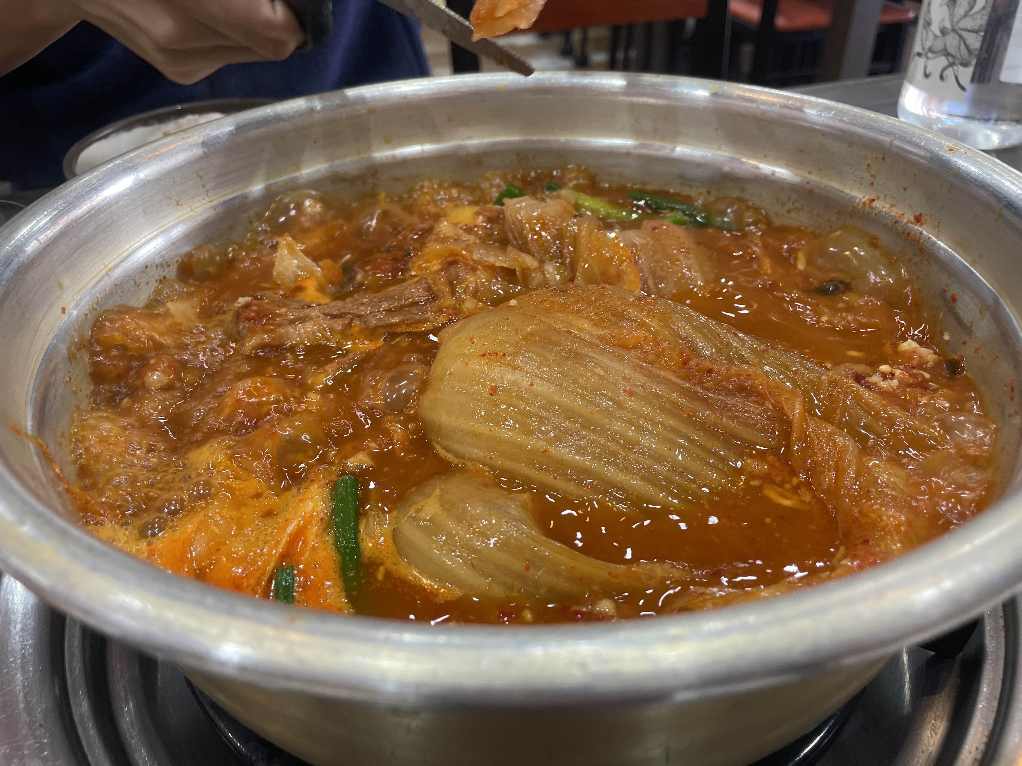 김치찜이 끓고 있음.