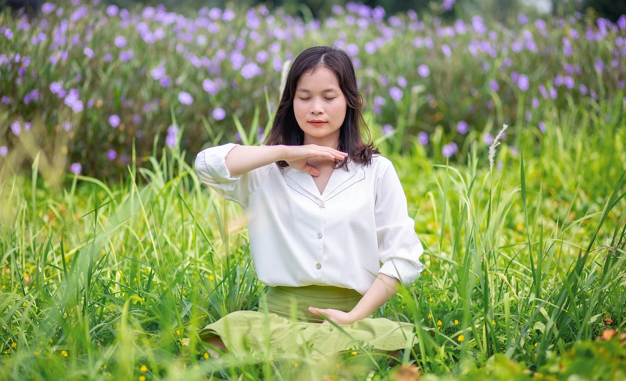 여성이 명상하는 모습