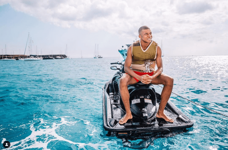 음바페가 수상보트를 타고 바다 위에서 자유롭게 있는 사진