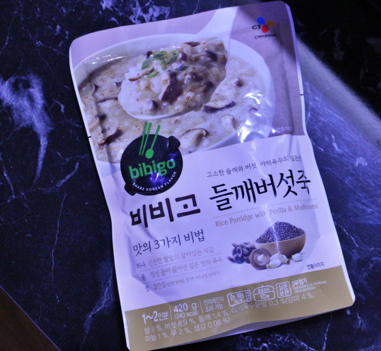 비비고-제품의-들깨-버섯-죽-들깨와-버섯이-들어-있나봅니다