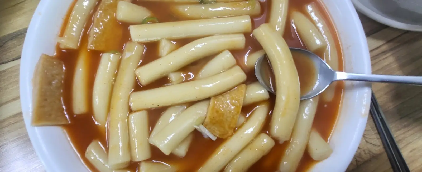 남동공단 떡볶이-
흰그릇에 떡볶이가 가득 담긴 이미지