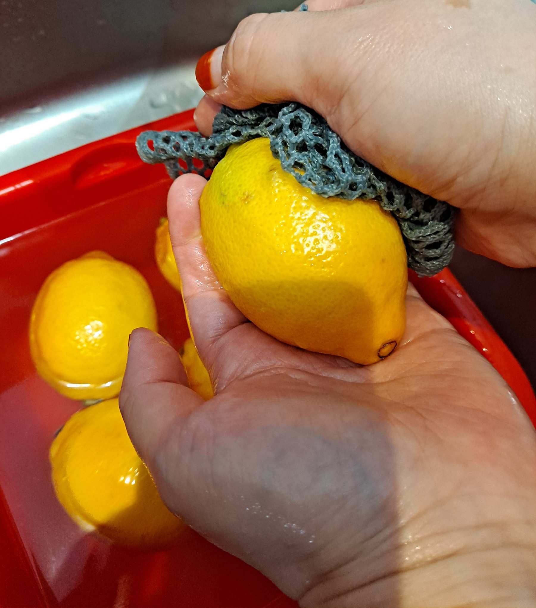 레몬을 수세미로 닦기