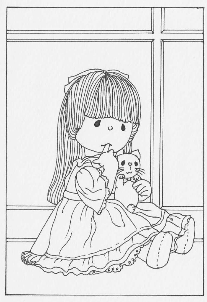 창가에 긴 머리 소녀의 인형이 고양이 인형을 안고 앉아 있는 그림 도안