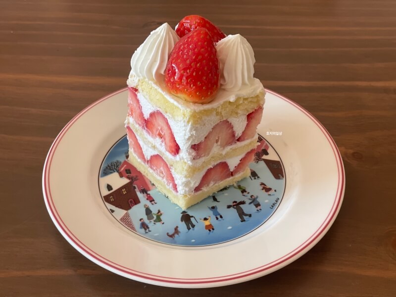 조선델리 더 부티크 - 딸기 생크림 케이크 한 조각