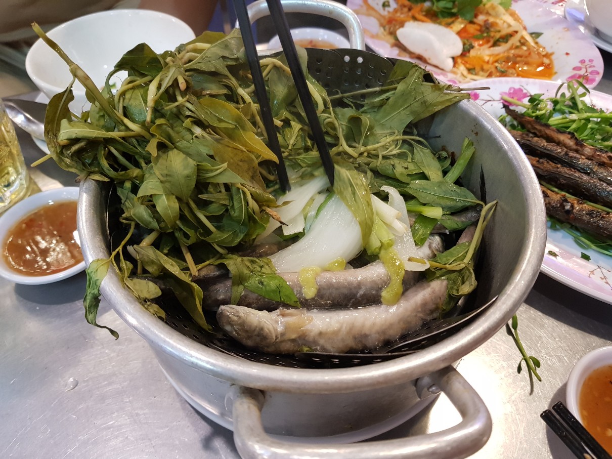 호치민 3군 로컬 맛집 Mua Rung Restaurant - 미꾸라지 와사비 찜(CA KEO HAP MU TAT)