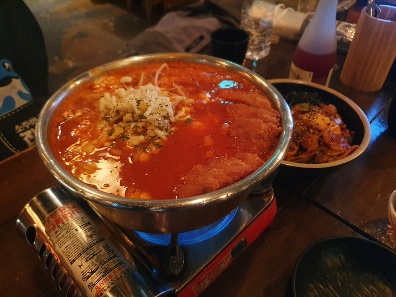 홍대-술집-조선시대의-김치-치즈-가츠-나베와-제육덮밥