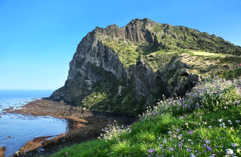 푸른 바다 산 제주도 여행