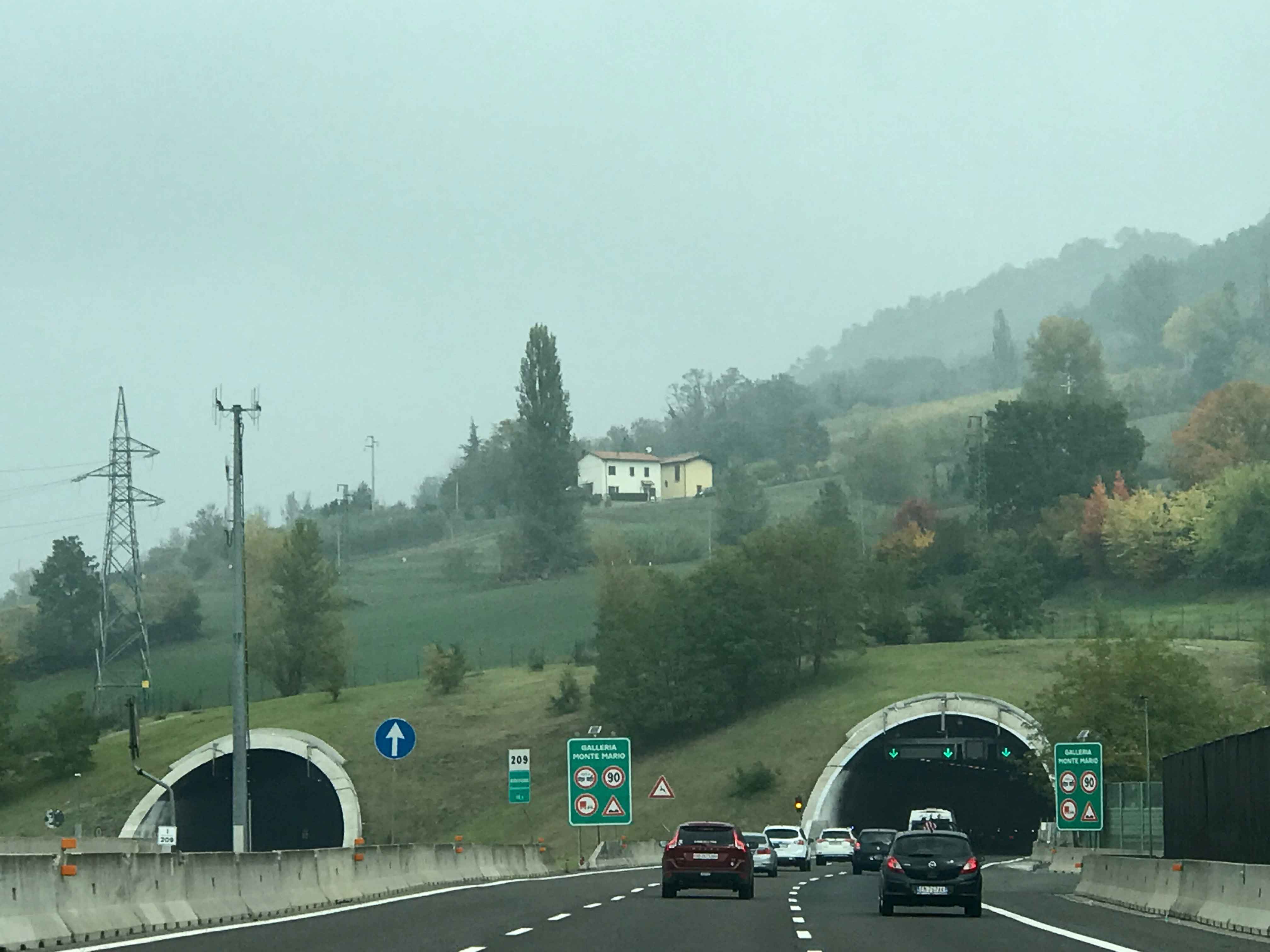 이탈리아-고속도로-풍경-안개낀-하늘