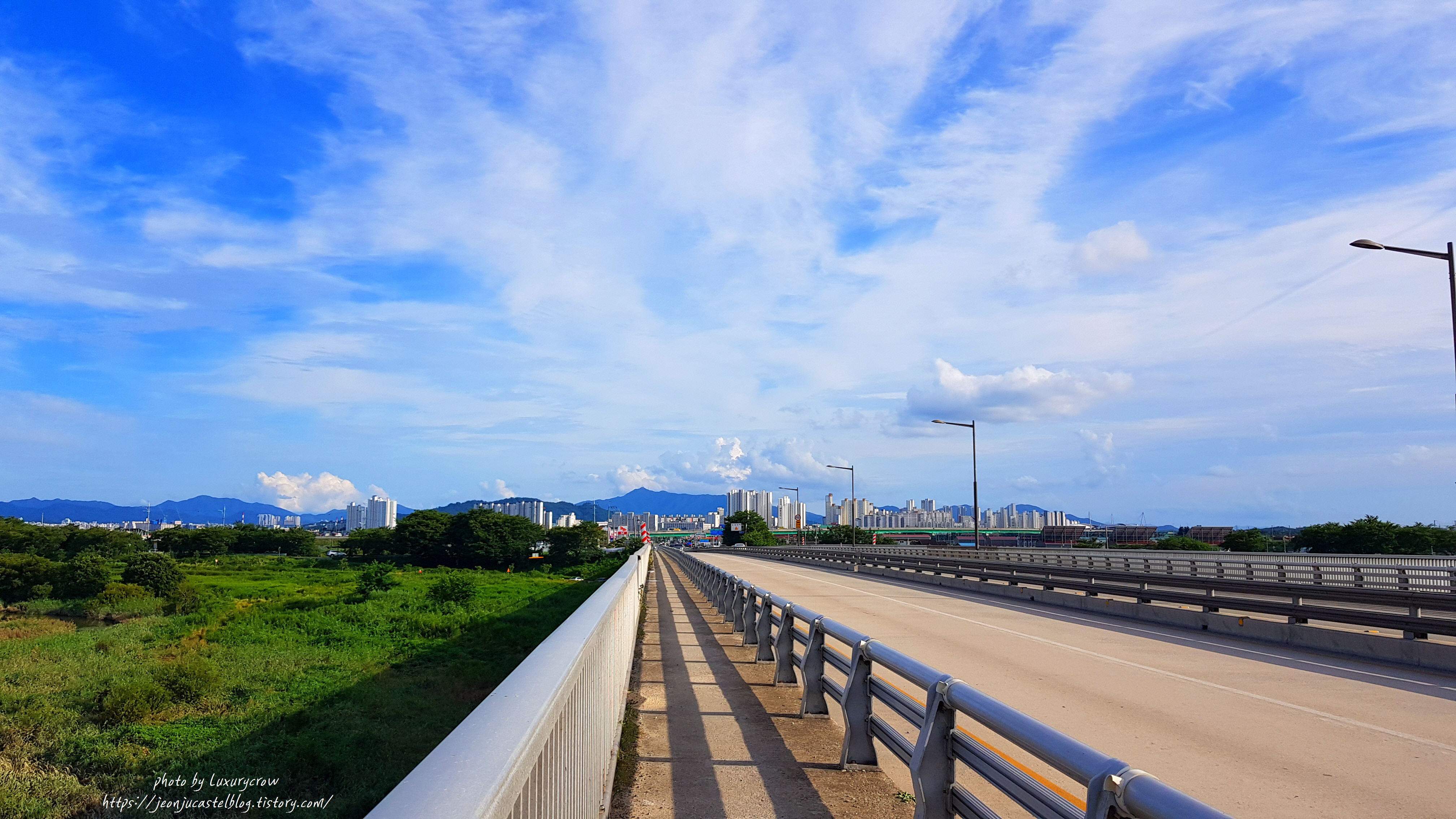 날씨가 맑아 19km가 넘는 거리의 모악산(母岳山)이 선명하게 보인다.