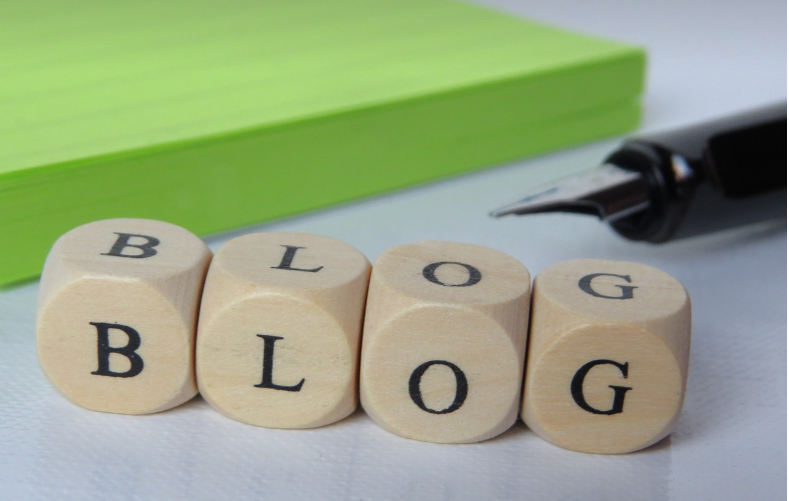 사각 블록에 blog 글자가 적혀있음