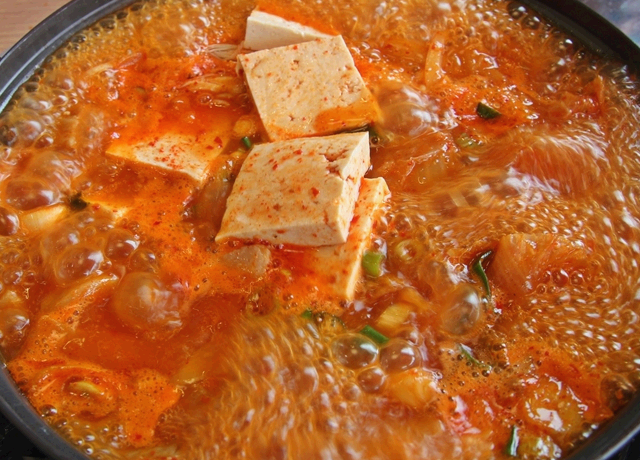 보글보글 끓고있는 돼지고기 김치찌개