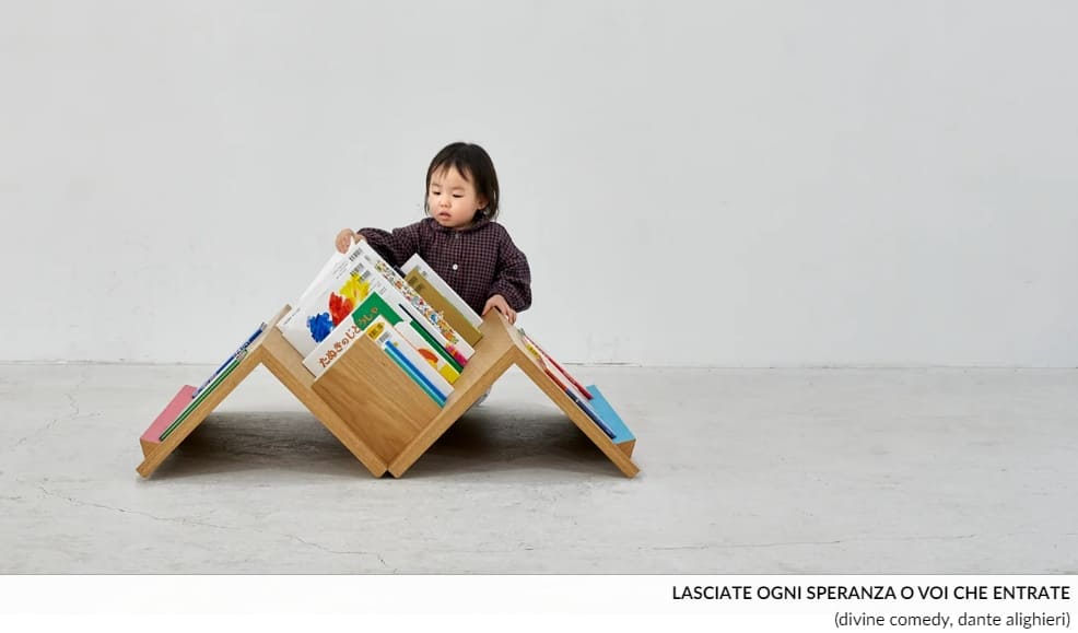  아이들이 손쉽게 책을 가져갈 수 있는 이동식 책꽂이 Mobile bookshelf with mountain-shaped fixtures invites children to explore independently