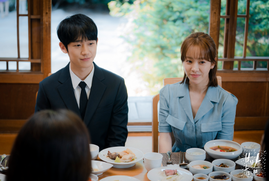 “아들아 나 사실 치매 걸린 거 아니다!”치매에 걸려 아들도 못 알아보는어머니를 요양원에 모시려고 하자. 어머니가 꺼낸 카메라를 보게 된 순간 즉시 경찰을 불러..