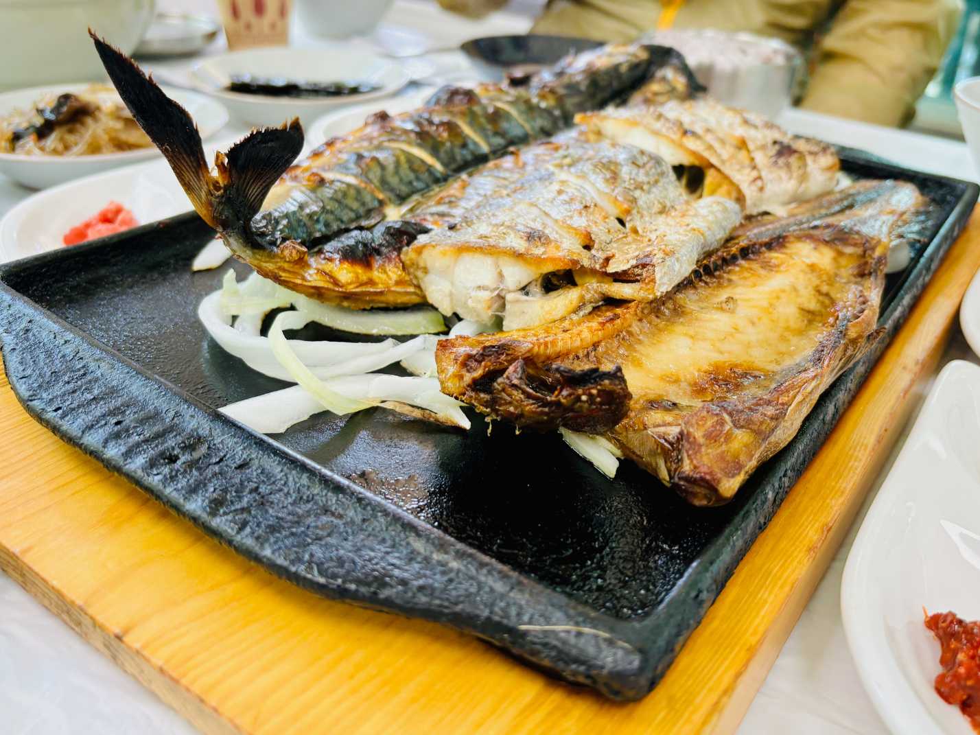 고등어식당 철판 위의 생선