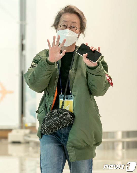  ‘오스카’ 윤여정 금빛 환향... 항공점퍼 입고 귀국!!