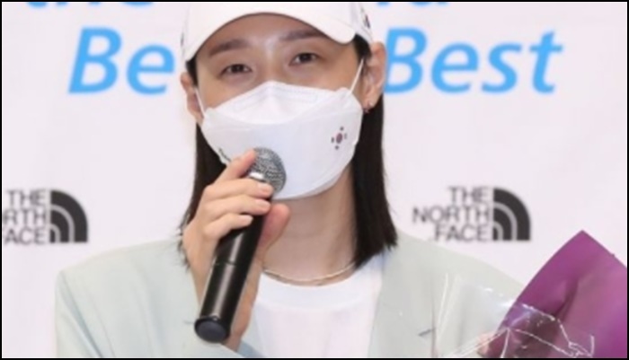 귀국후에-인터뷰를-하는-배구선수-김연경의-모습